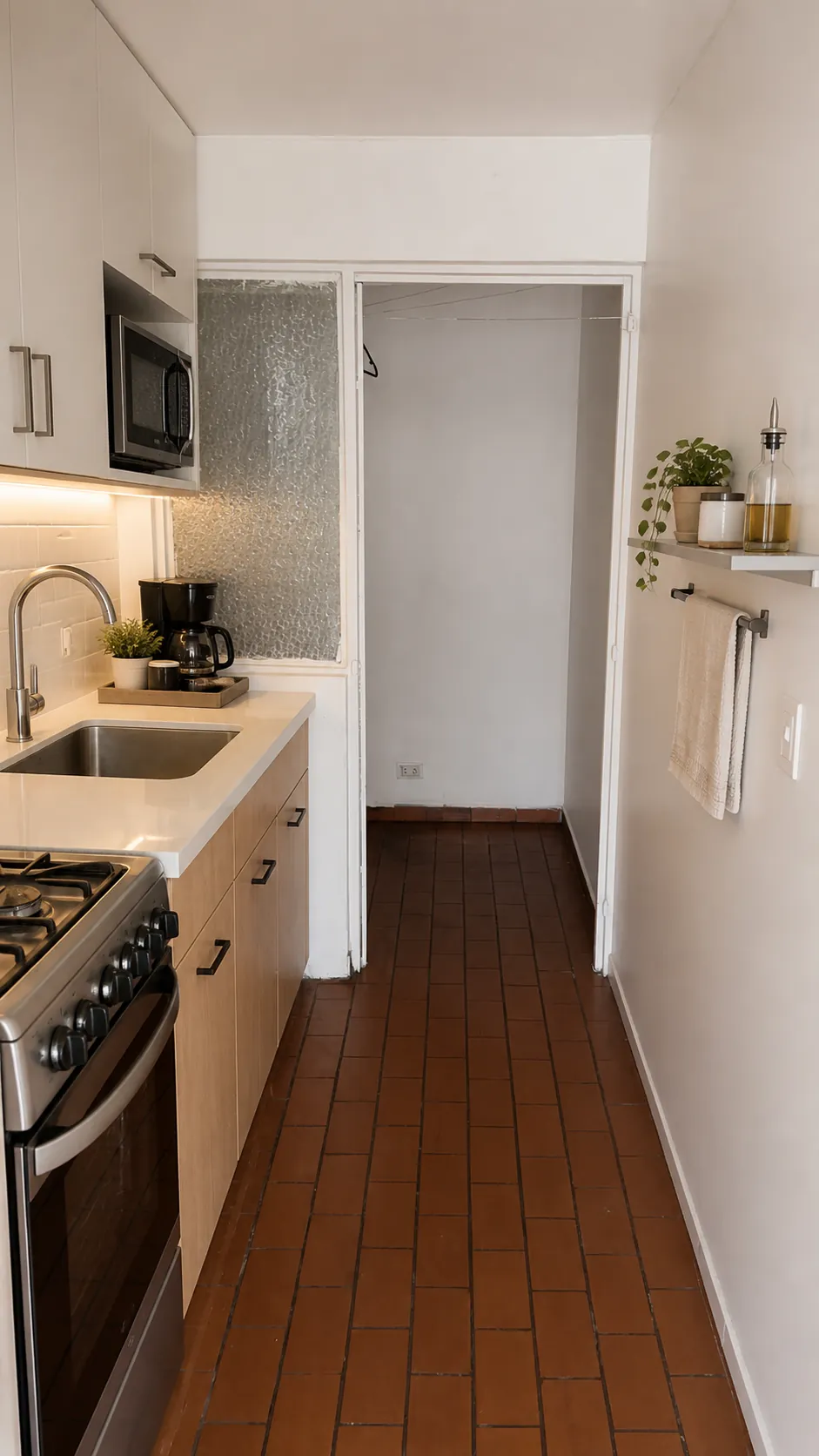 Cocina tipo galería organizada y equipada